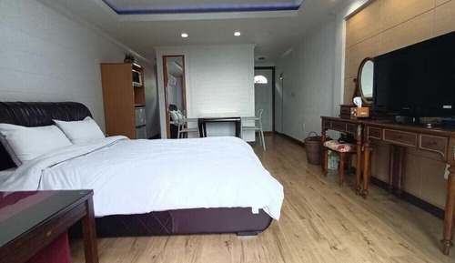 Room (Camellia)