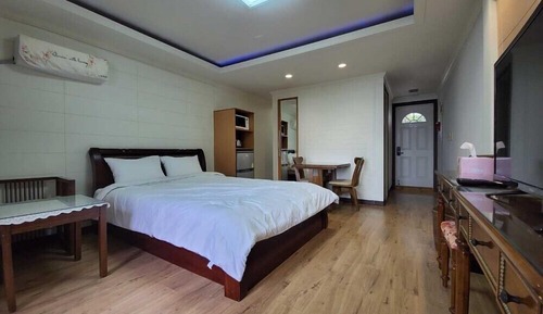 Room (Goldenbell flower)