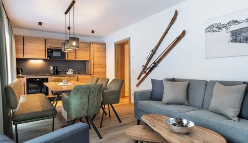 Panoramic Penthouse, 3 Bedrooms, Patio, Mountain View