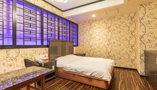 Deluxe Room, Smoking