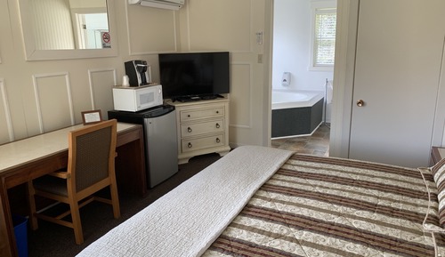 Deluxe Suite, 1 King Bed, Non Smoking, Jetted Tub