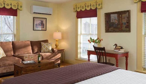 Romantic Room, 1 King Bed with Sofa bed, Courtyard Area (Arrowhead Room)