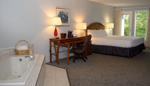 Deluxe Room, Jetted Tub