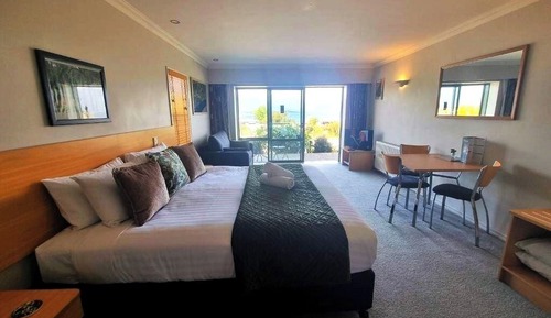 Lakeview Studio Suite with Sofabed