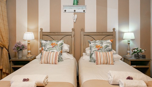 Room (2)