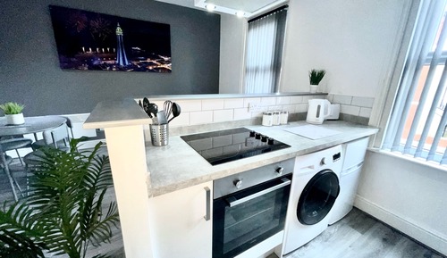 Deluxe Apartment, Hot Tub (Reads Ditchburn )