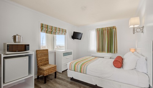 Classic Room, 1 Queen Bed, Pool View