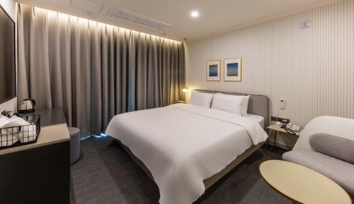 Standard Room (8 PM Check-in on Friday-Sunday)