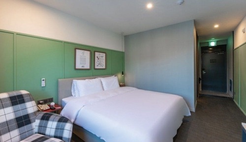 Deluxe Room (8 PM Check-in on Friday-Sunday)