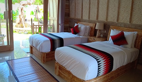 Deluxe Twin with Bathtub