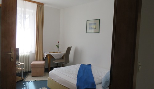 Standard Single Room, Private Bathroom, Pool View (Erdgeschoss)