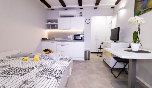 Apartment (1. V)