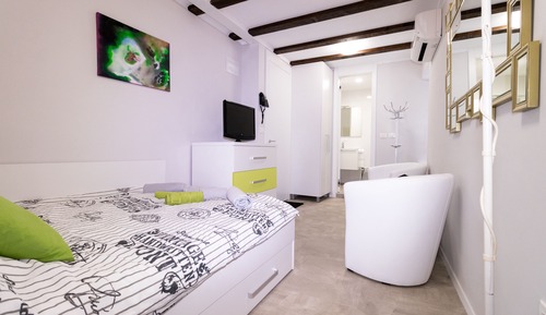 Apartment (2. V)