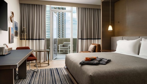 Room, 1 King Bed, Accessible, Balcony (Hearing)