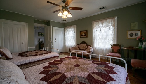 The Jennetta Room, 2 Queen Beds (Detached Bathroom)