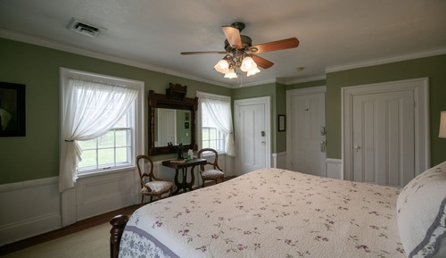 The Smith Room, 1 King Bed (Detached Bathroom)