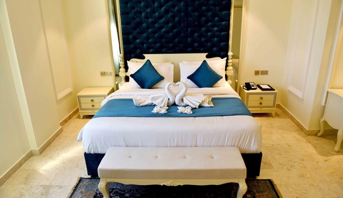 Junior Suite, 1 King Bed, Non Smoking (Aircondition)