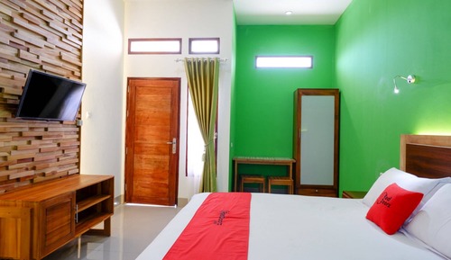 Double Room (RedDoorz)