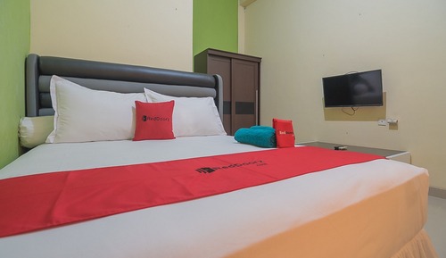 Double Room (RedDoorz)