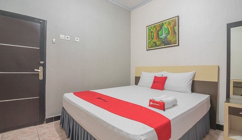 Double Room (RedDoorz)