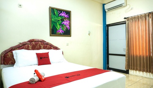 Double Room (RedDoorz)