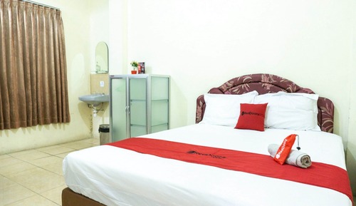 Double Room (RedDoorz)