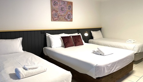 Motel Room, 1 Queen, 2 Single