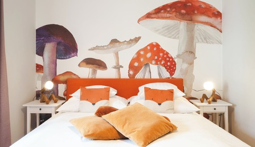 orange flat colourfull and fun incl. free parking