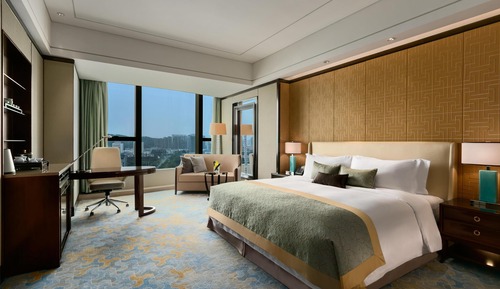 Premier Lake View Suite (Free Lounge Access)