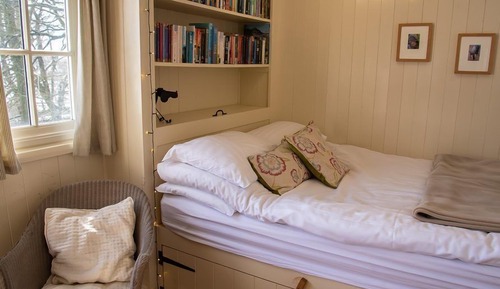 Romantic Room, Ensuite (The Hut on the Hill)