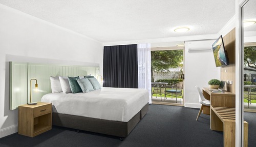 Deluxe Room, 1 King Bed, Patio