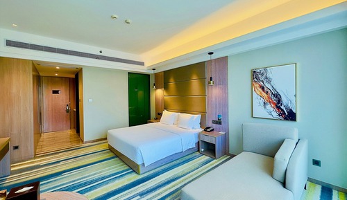 Standard Room, 1 King Bed, Smoking (Mid Floor)