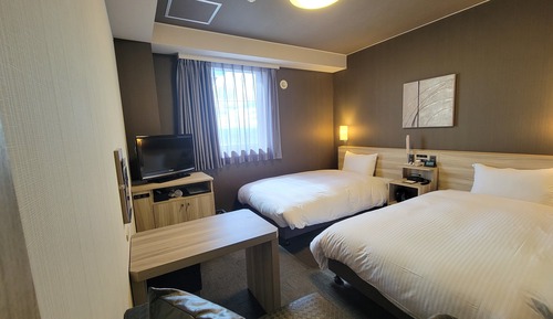 Twin Room, Smoking