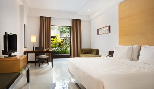 Premiere Room King Pool Access