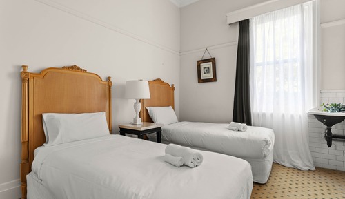 Standard Twin Room, 2 Twin Beds, Shared Bathroom