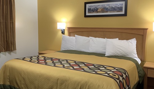 1 Queen Bed - Free Highspeed Internet