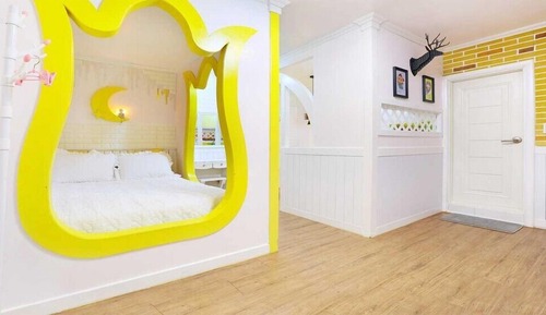 Room (Yellow tulip)