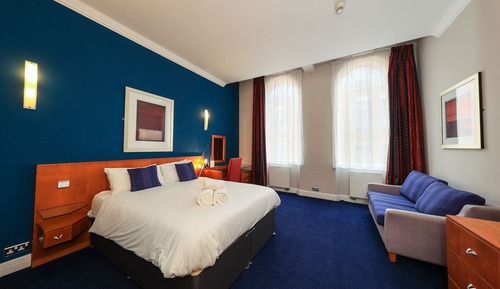 A Large Convenient 2 Bedroom Family Apartment Close To Robin Hood