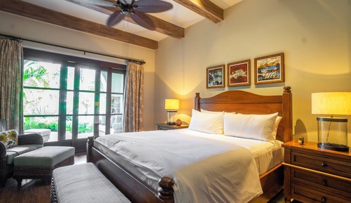 Room (Guestroom C)