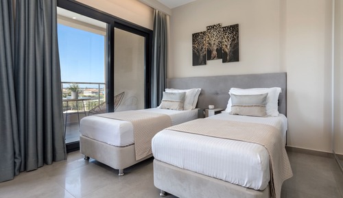 Deluxe Studio (Top Floor)