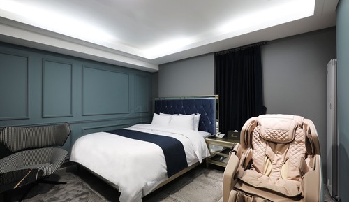 Suite (No breakfast on Mondays)