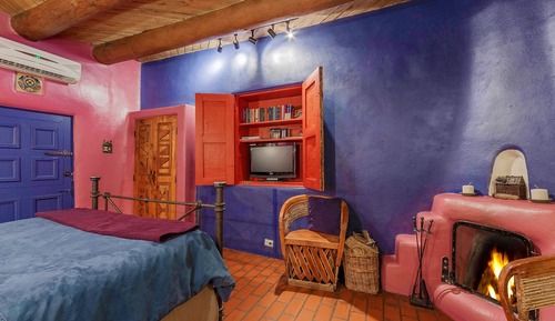 Deluxe Single Room, 1 Queen Bed, Fireplace