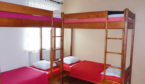 Family Room, Shared Bathroom (02)