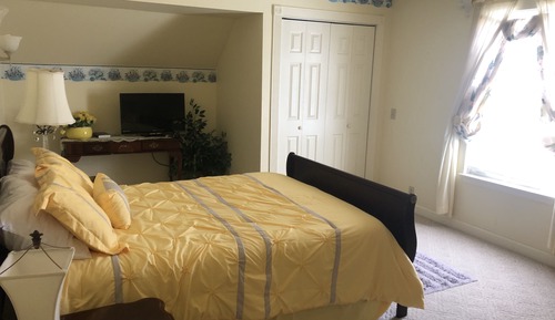 Double Room (Yellow)