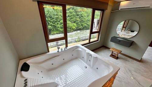 Honeymoon Studio
