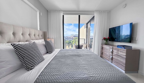 Penthouse - One Bedroom Apartment w/Kitchen and Balcony
