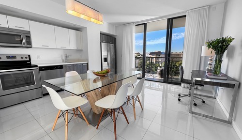 Skyline - One Bedroom Apartment w/Kitchen and Spacious Terrace