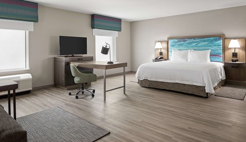 Studio, 1 King Bed, Refrigerator & Microwave (Wet bar)
