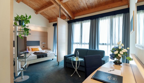 Suite, Jetted Tub