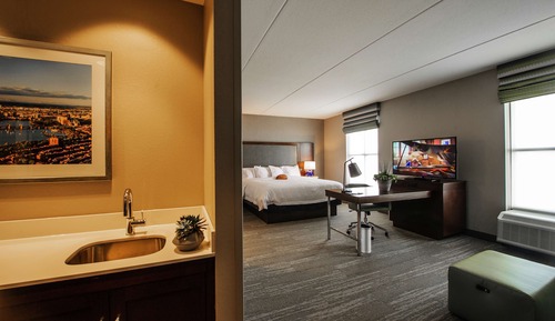 Studio, 1 King Bed, Accessible (Roll-In Shower)